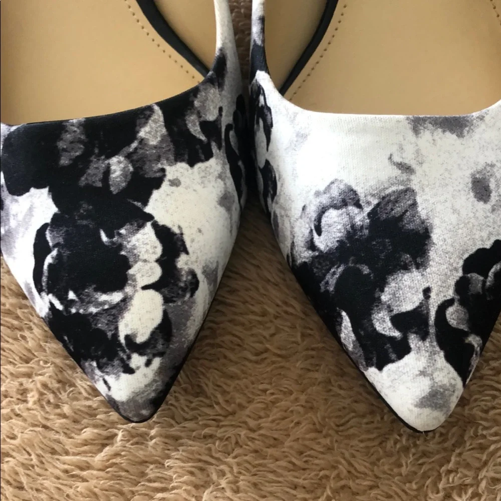 Liz Claiborne Black and White Floral Women's Heels - Picture 2 of 4